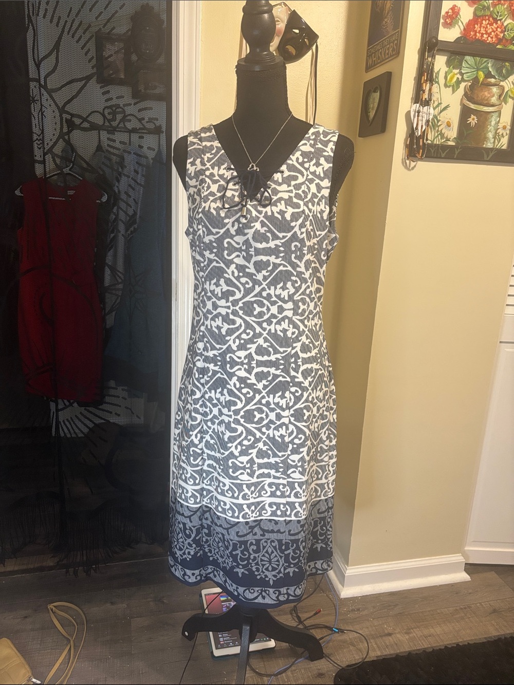 Sleeveless Gray & White Midi Dress with All-Over Pattern